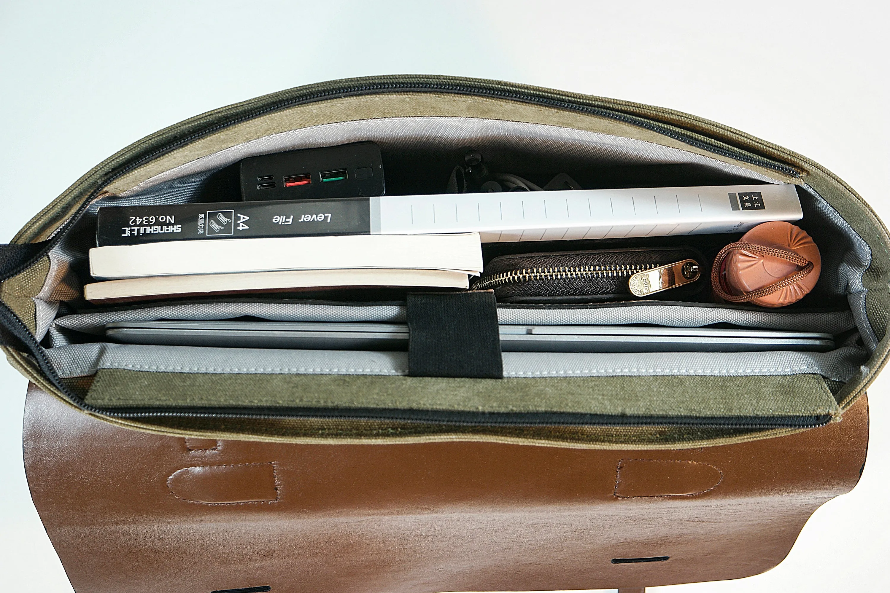 Business Messenger Briefcase Vintage Leather Canvas Messenger Bag Official bag Large schoolbag Shoulder bag Sturdy leather canvas computer notebook bag leather briefcase for men
