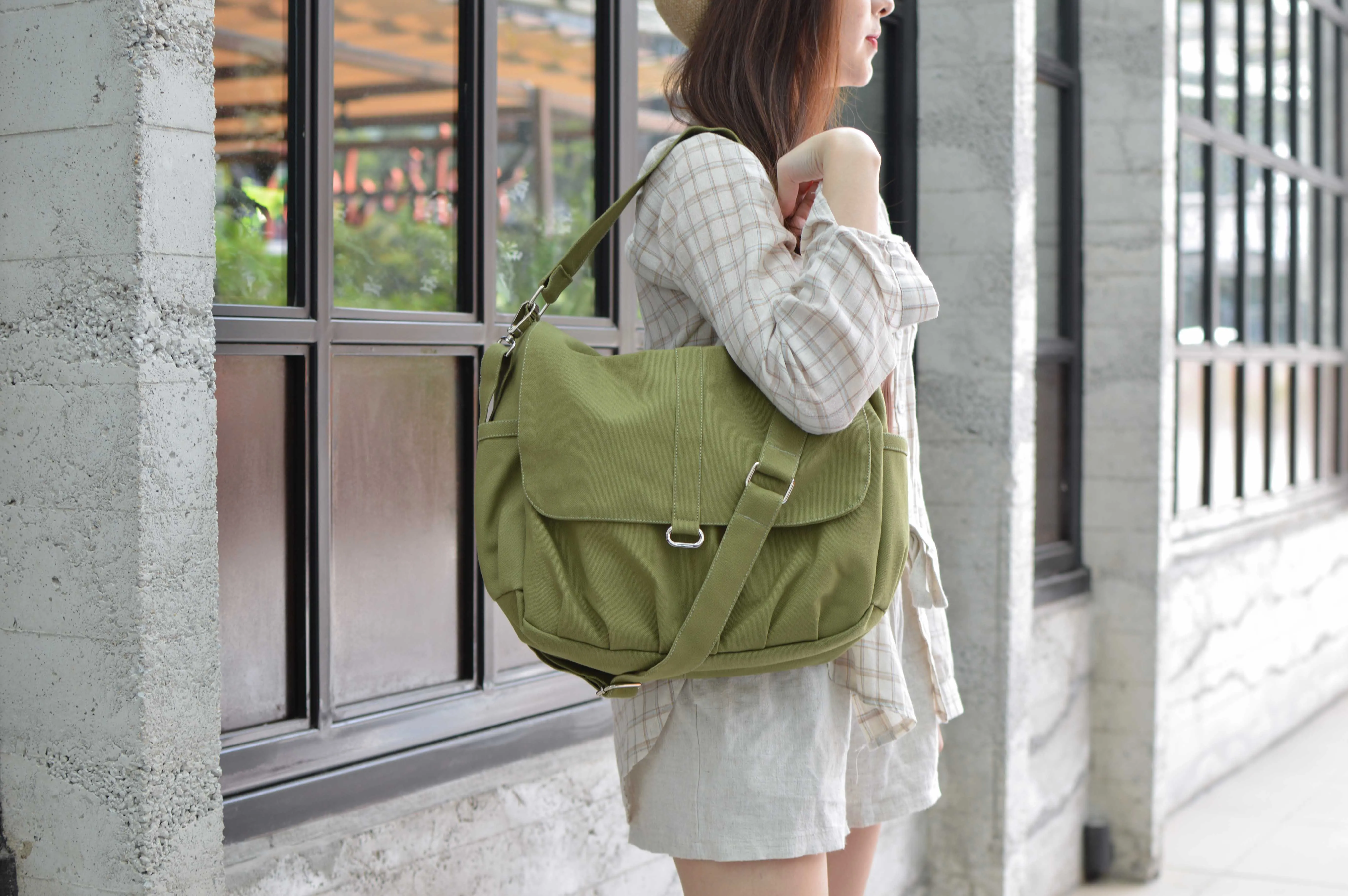 Daniel 18 Navy | Messenger Bag