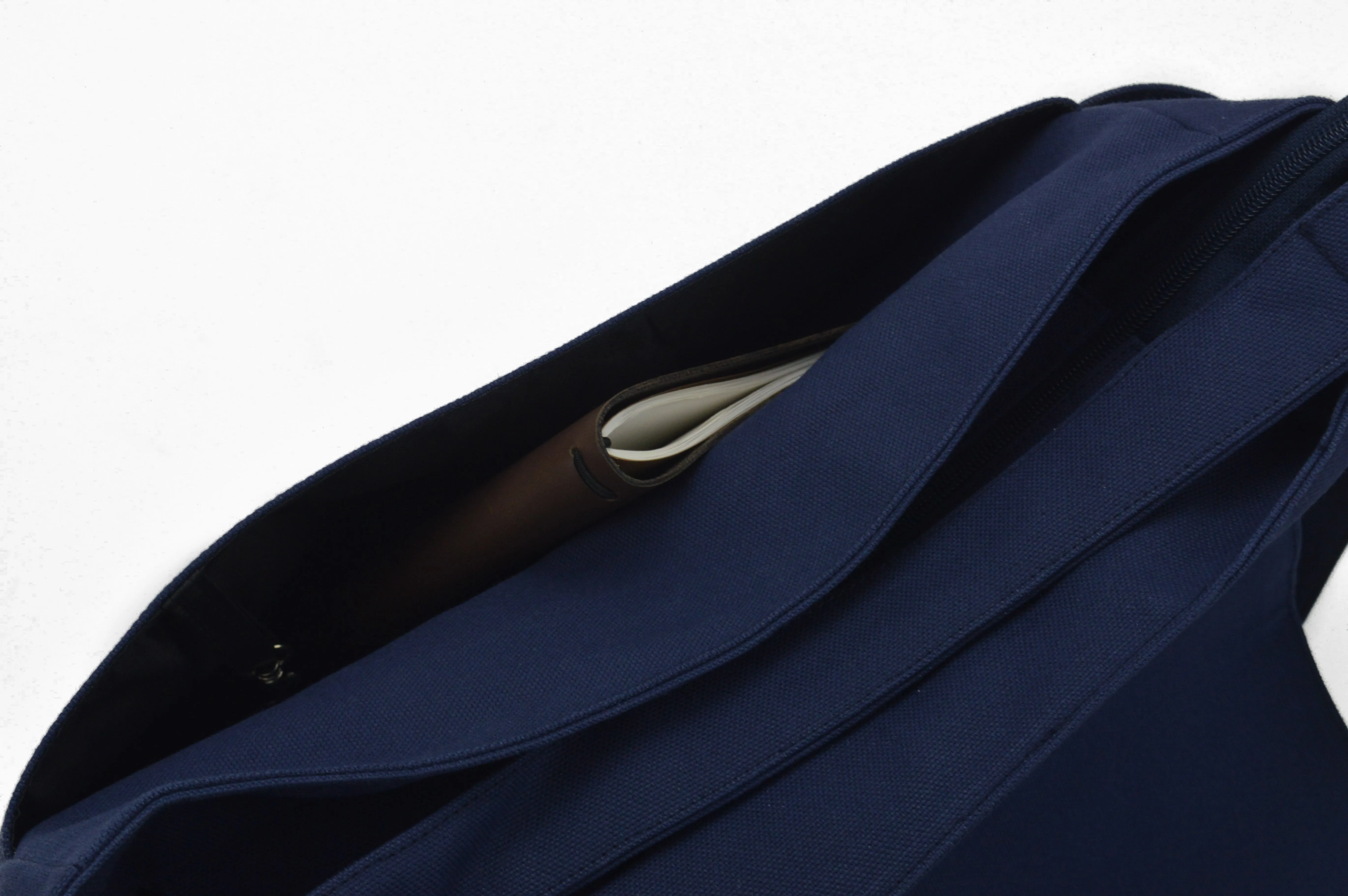 Daniel 18 Navy | Messenger Bag