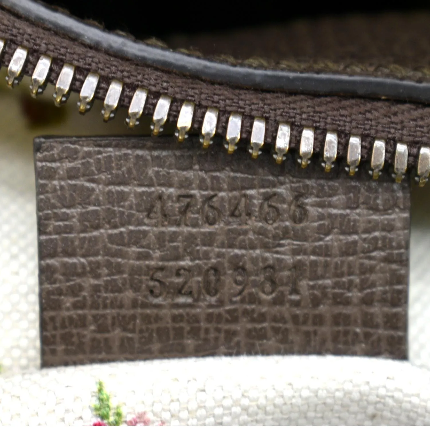 GUCCI Neo Vintage GG Supreme Canvas Messenger Bag Beige 476466