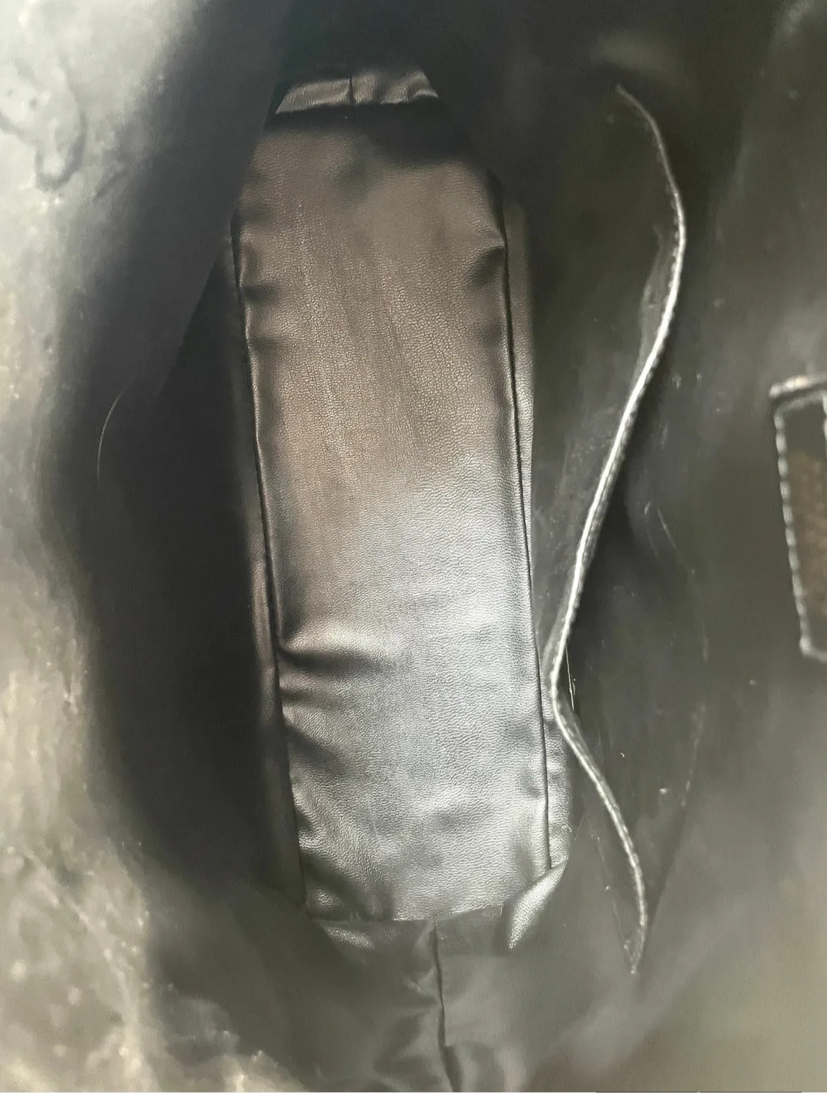 Vintage Roberta di Camerino black leather mini bolide bag with a gold tone logo charm. Classic piece for any occasion. 051227