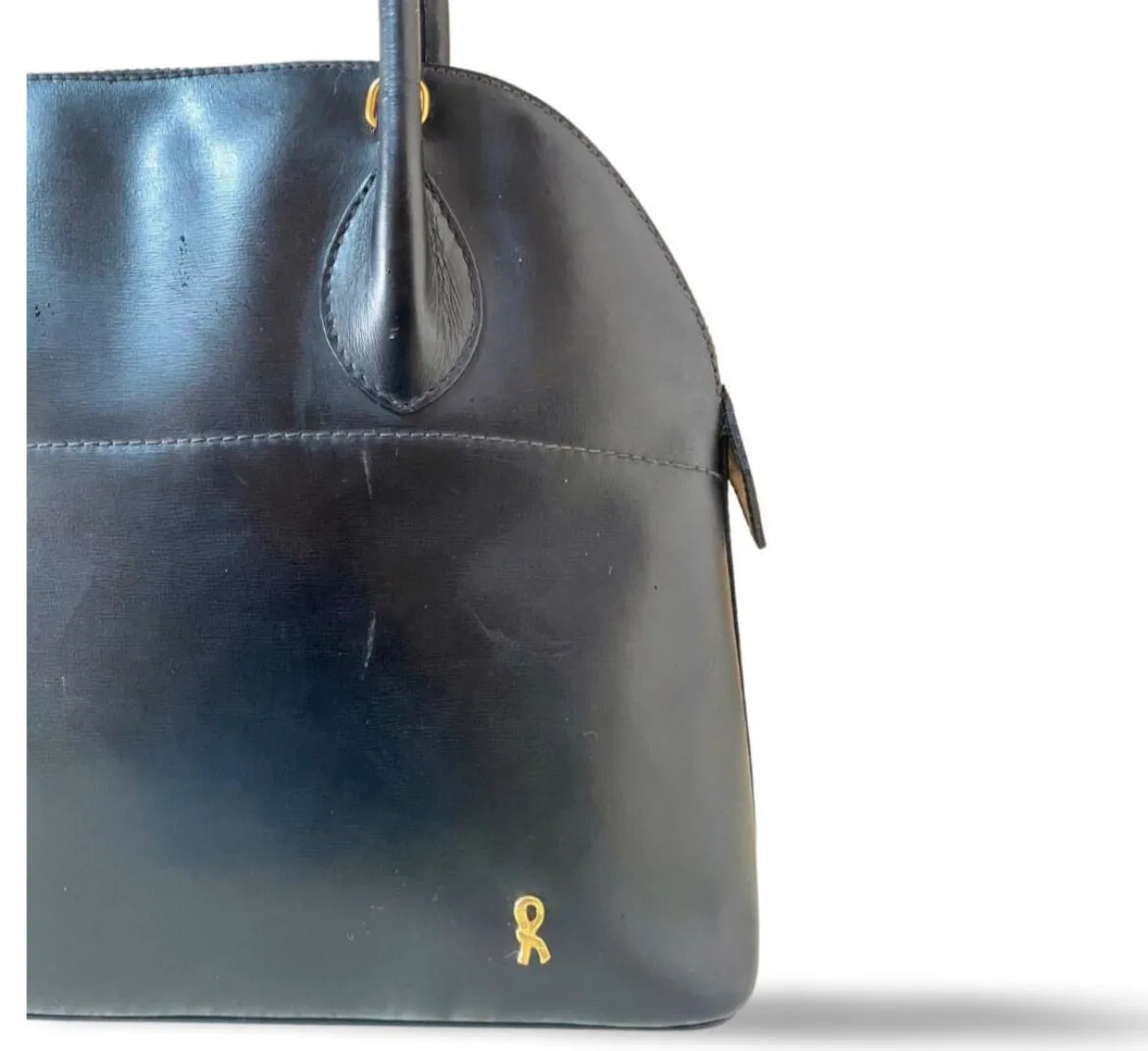 Vintage Roberta di Camerino black leather mini bolide bag with a gold tone logo charm. Classic piece for any occasion. 051227